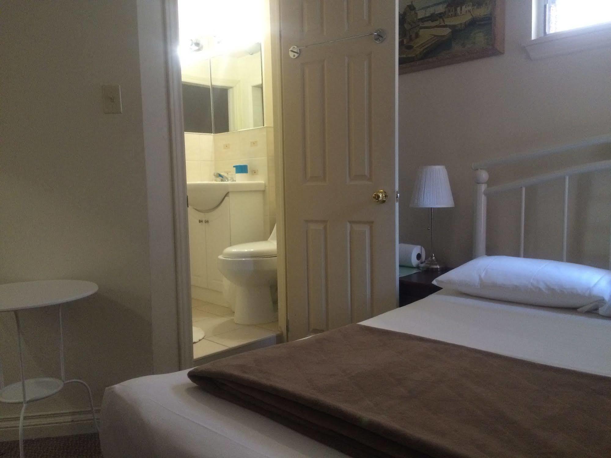 Adas Guesthouse Toronto Bagian luar foto