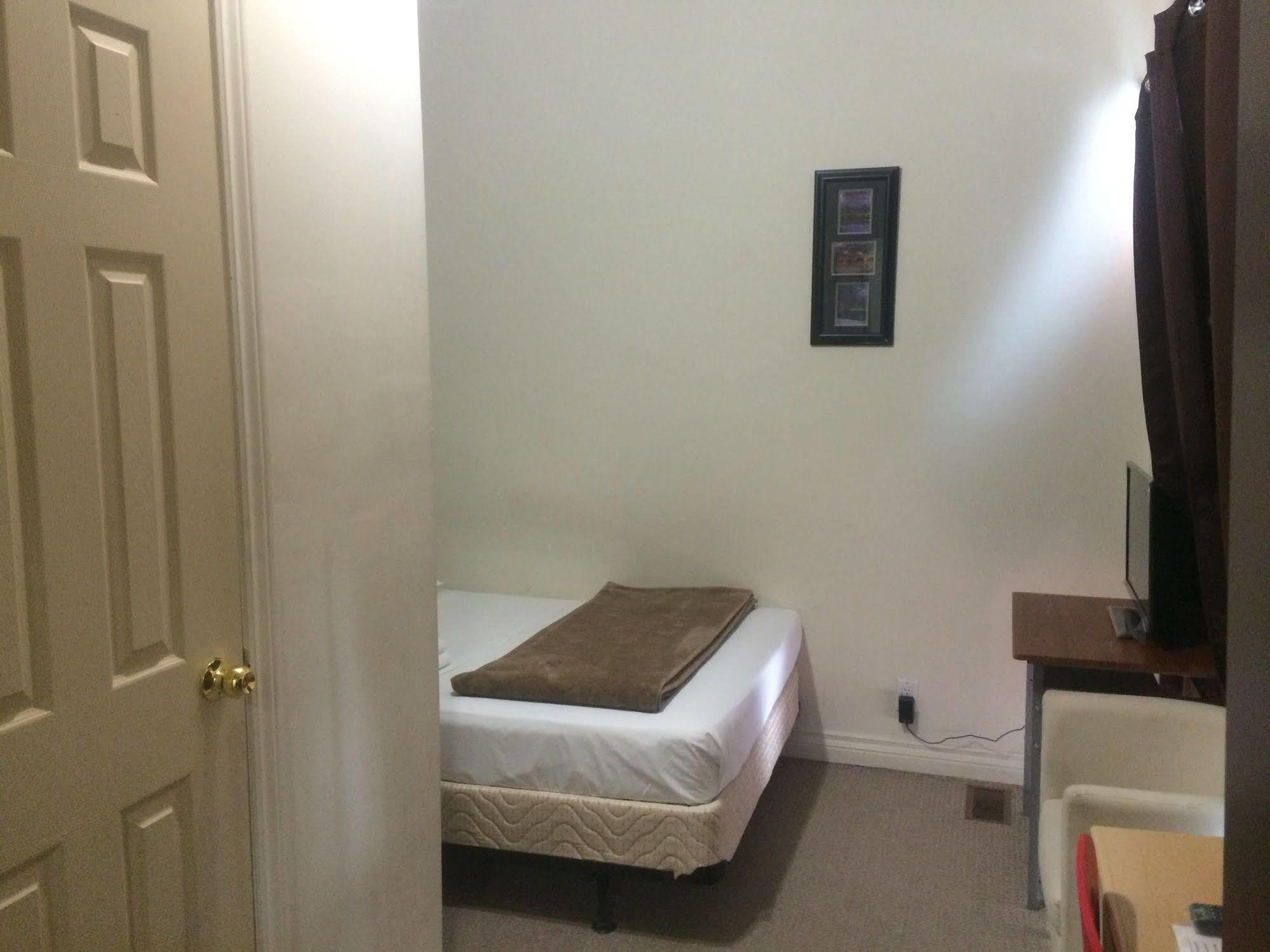 Adas Guesthouse Toronto Bagian luar foto